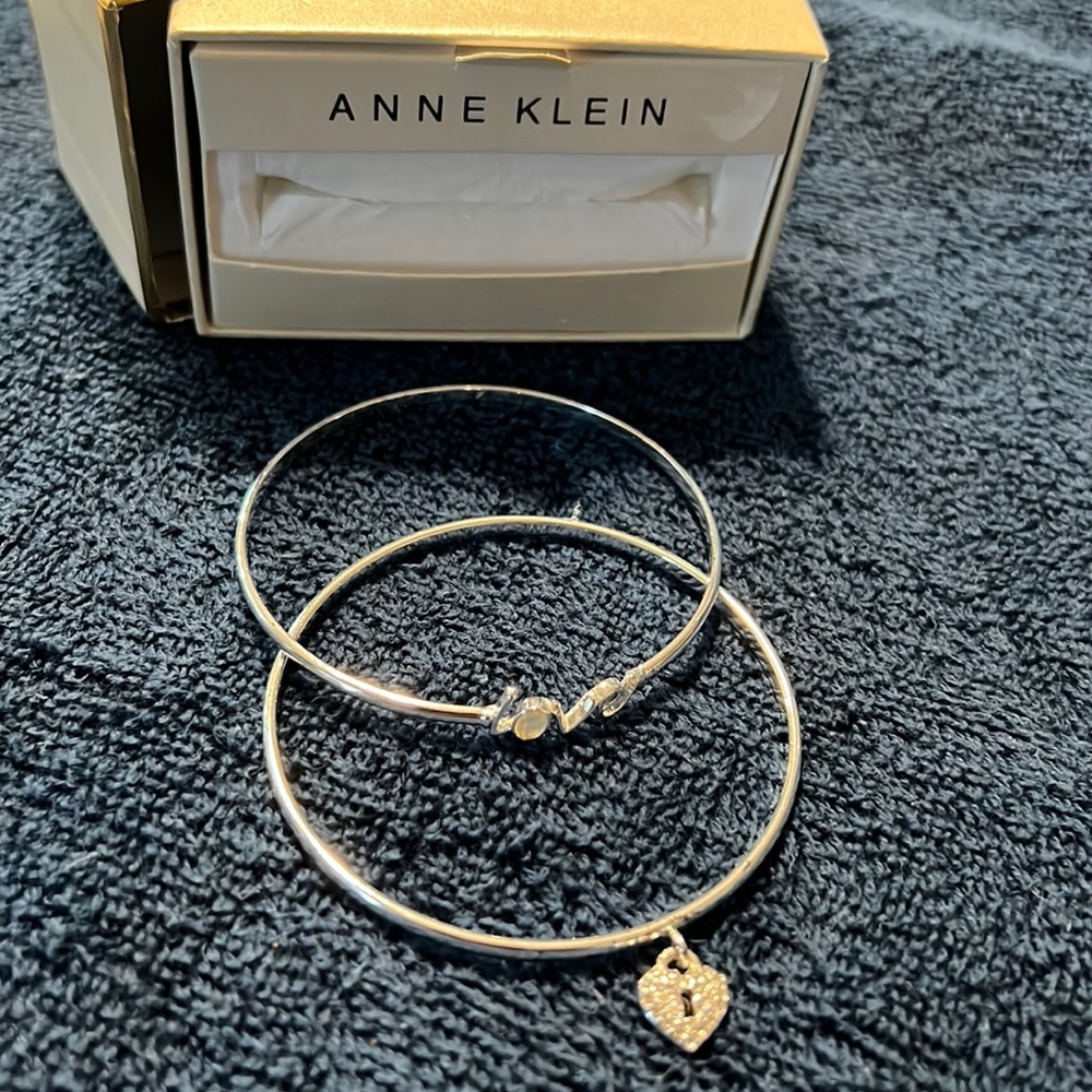 Women’s bracelets